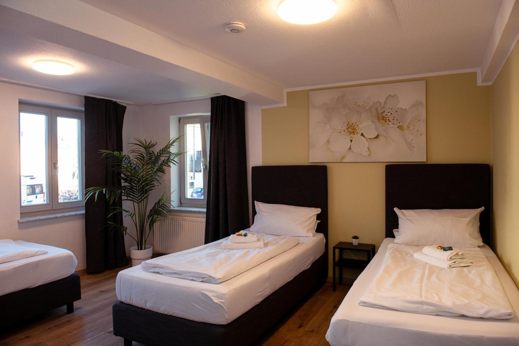 Haus99 Budget Pension & Apartments Furth Bagian luar foto